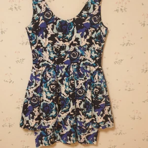 Blå byxklänning  - Säljer denna blåa sak. Kjol under sitter ihop ej byx. St 36 men står 40. För urringad i min smak. Lite blek färg. Köpte igen på loppis. Tänkt till stranden. Lindex 