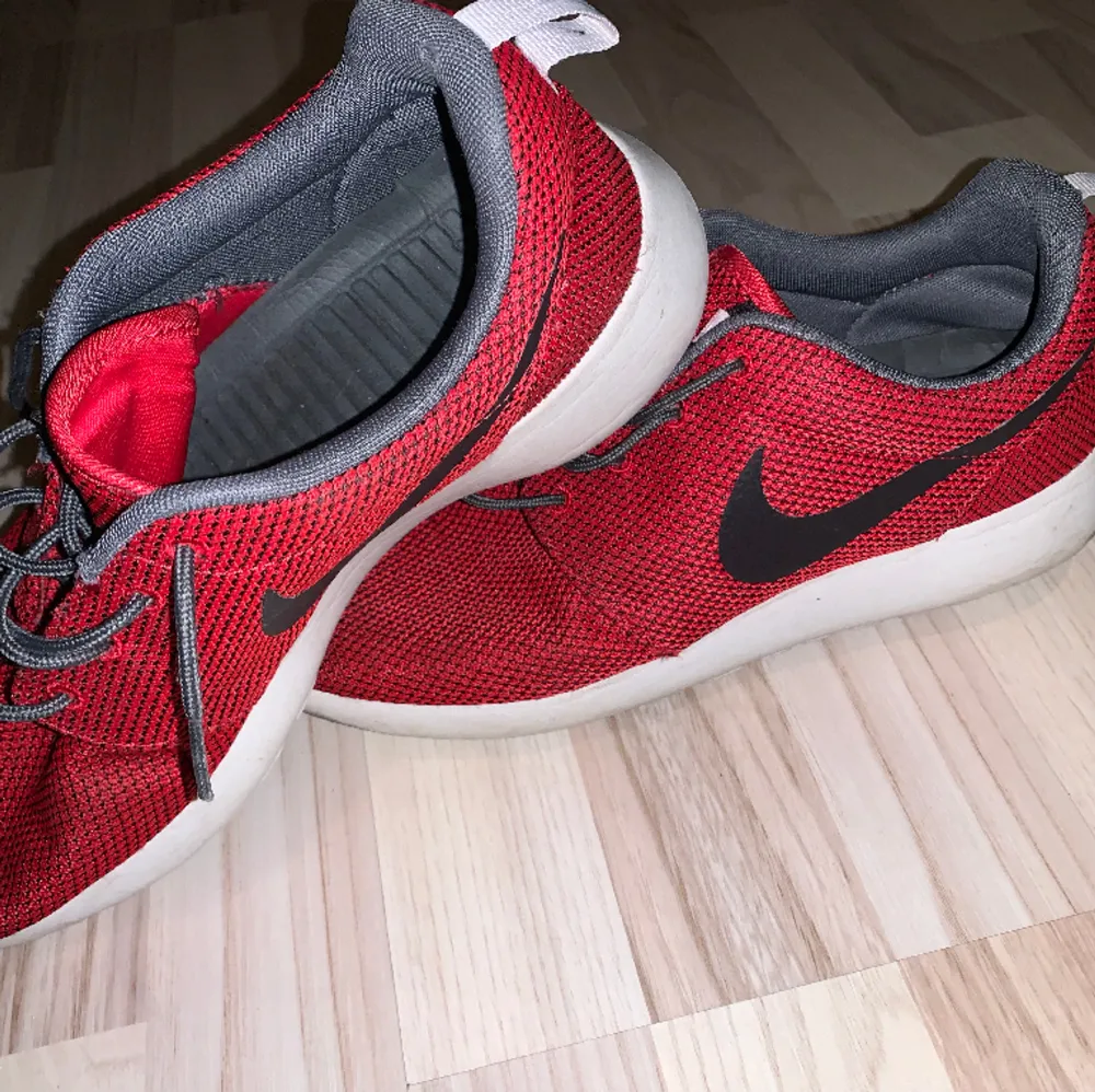 Nike skor i storlek 42 fint skick och fullt användbara!. Skor.