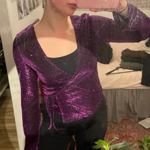 Omlotttröja - Snygg omlotttröja jag köpte på sellpy. Lila och glittrig.