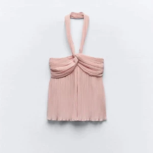 Zara topp  - Säljer denna superfina topp ifrån zara, har ingen användning för den och det är en L men skulle säga att den passar M/S också🥰