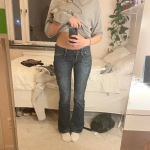 Lågmidjade jeans - Skit snygga mörkblåa lågmidjade bootcut jeans från Lee 