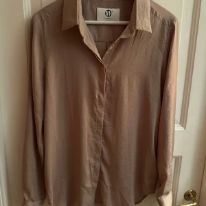 Wakakuu icons blus - Beige. Storlek M. Fin i skick.