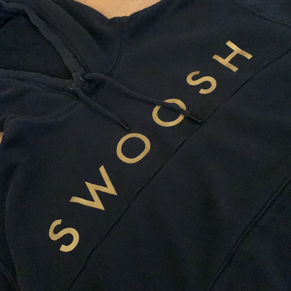 Svart Nike Swoosh hoodie i storlek S, priset kan diskuteras. Hoodies.