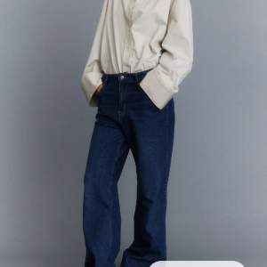 Superfina jeans från HM!  Säljes då dom är för små för mig🥰 aldrig använda, lappar sitter kvar!  Sitter som en 38a. 