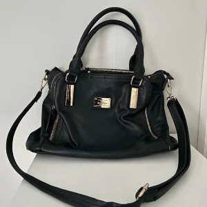 Väska - Så fin väska, rymlig med många fack inuti, inga defekter.det långa bandet är avtagbart. Vill du köpa trycker du på köp nu, jag postar inom 24h