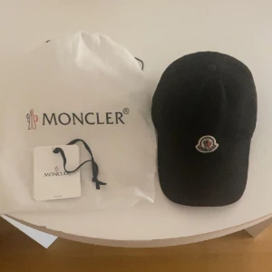 Moncler keps - Säljer min monclerkeps som är använd max 10gånger. Kepsen är köpt på ABCD Västra Hamngatan 19 Göteborg och kvitto finns om man vill ha det. Tveka inte på att skriva till mig om ni har några frågor eller vill se fler bilder. Nypris 1800kr.