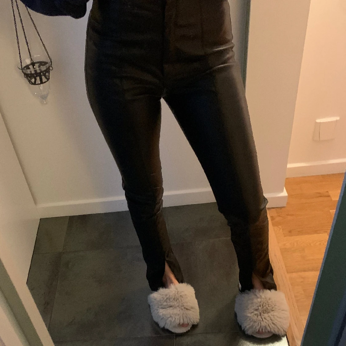 skinnbyxor med slits 