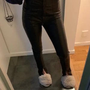 skinnbyxor med slits  - Ett par super fina skinnbyxor med slits ifrån Ginatricot, super fina och sköna och passar till allt🩵🩵