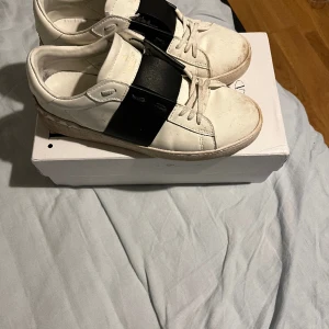 Valentino open skor - Väldigt populära valentino skor inne, storlek 44 i helt ok skick. Sulan är lite smutsig men annars ser de bra ut😃
