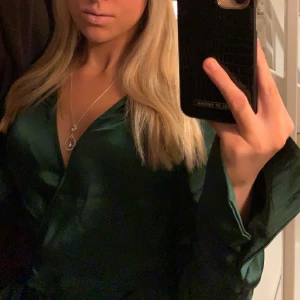 Grön långklänning - Säljer min superfina långklänning från Gina Tricot. Endast använd ett fåtal gånger, perfekt julaftonsklänning 💕 har några sömmar som ”gått upp lite”, se bild 3. Dock ingenting jag skulle säga att man noterar särskilt väl. Storlek 34 men passar 34-36 💗