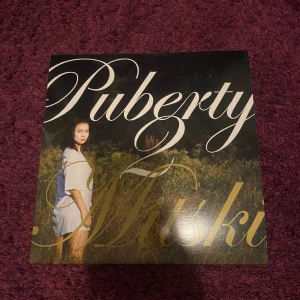 Mitski Puberty 2 vinyl - Säljer min mitski puberty 2 vinyl som jag köpt från bengans, helt ny och aldrig andvänd. Plasten på den finns fortfarande kvar som man lägger. 