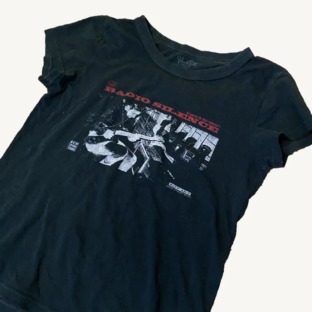 Svart Brandy Melville T-shirt med Radio Silence tryck. One size (s/m) Litet hål, se bild 3. T-shirts.
