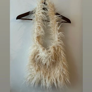 Fur bag - Hårig fluffig fuskpäls väska från Bershka. 🤍🤍 Ett fack inuti med dragkedja. 