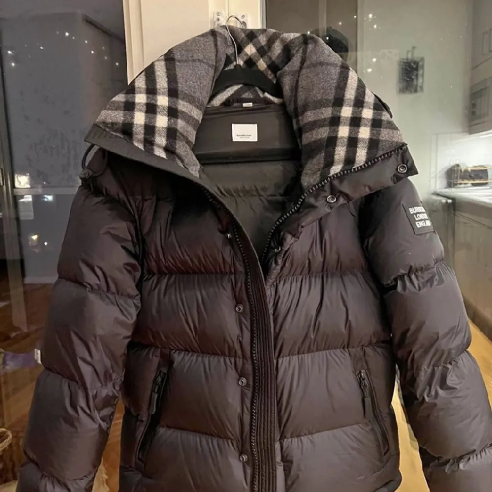 Hej säljer min fina burberry jacka då jag tröttnar och vill köpa en ny jacka. Köpt för 13000 på care of Carl och har kvitto .  Passar runt 180 cm. Bara skriva för fler bilder eller funderingar.. Jackor.