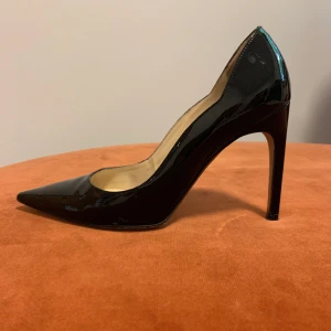 Roberto Festa 37 - Skönaste klackar från Roberto Festa! Köpta på Marzio, Stockholm. Välanvända men fortfarande snygga med original skinn sula. Finns i svart, guld och blå 💝 säljer dom för 400kr/par❣️