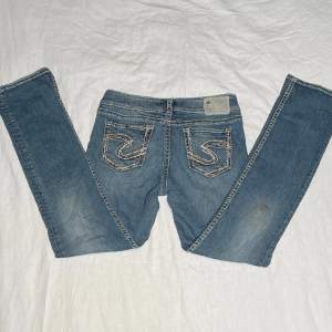 Snygga och unika lågmidjade jeans med cool bakficka! Innerbenslängden är 76 cm och midjemåttet är 36 cm rakt över. Hör av dig vid intresse eller frågor! 😊 Se profil för fler snygga jeans!