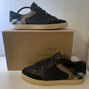 Burberry skor - Riktigt snygga skor från burberry! Skorna är i väldigt bra skick! Med skorna medföljer även dustbag. Retail på dessa är 6800;- men vi säljer de för 2199;- skorna är i storlek 44 och passa tts