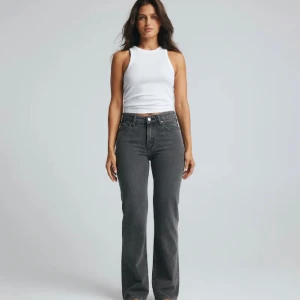 Gråa mom jeans 🩶 - Dessa är köpta på bikbok för 699 och är i storlek S.