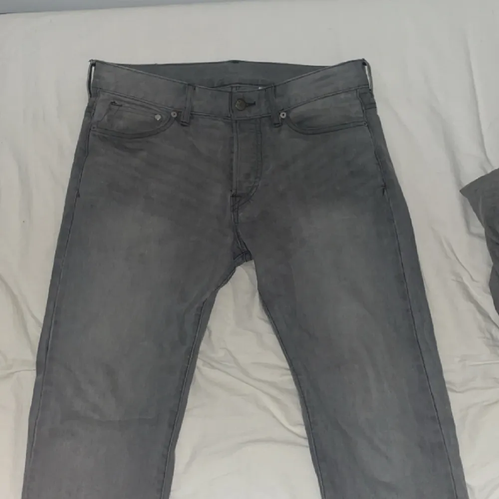 Ett par riktigt feta gråa jeans storlek 29/30.vid fler frågor är de bara att höra av sig.. Jeans & Byxor.