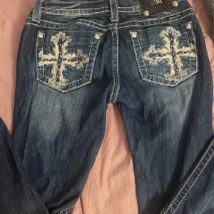 Miss me - (Miss me 28 straight) Säljer pga att den är stor på mig!  kan också byta mot storlek 27! 🩷sitter även som bootcut!