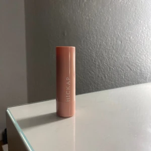 Hickap highliter stick - Aldrig använd, fick i julkalendern och gillade ej färgen så därför säljer jag den. Färgen är ”Sandy glow”