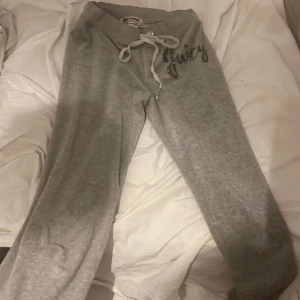Juicy byxor  - Gråa juicy byxor med fickor på baksidan🤍glittrig juicy text och guldknappar bak-  Säljer då de är lite för korta på mig ( jag är ca  170- skulle säga att de passar för dig som är under 167) 