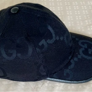 Gucci Jumbo svart  - Gucci jumbo svart använd cirka hela sommarlovet men inga skador eller missfärgning😁. Fick den som födelsedagspresent men har redan en Gucci keps. 