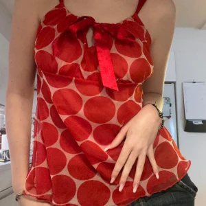 Prickig blus  - Jätte fin prickig tröja från Lindex. I nyskick 