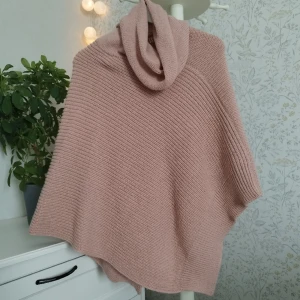 Poncho  - Poncho i one size. Gammel rosa i färgen 