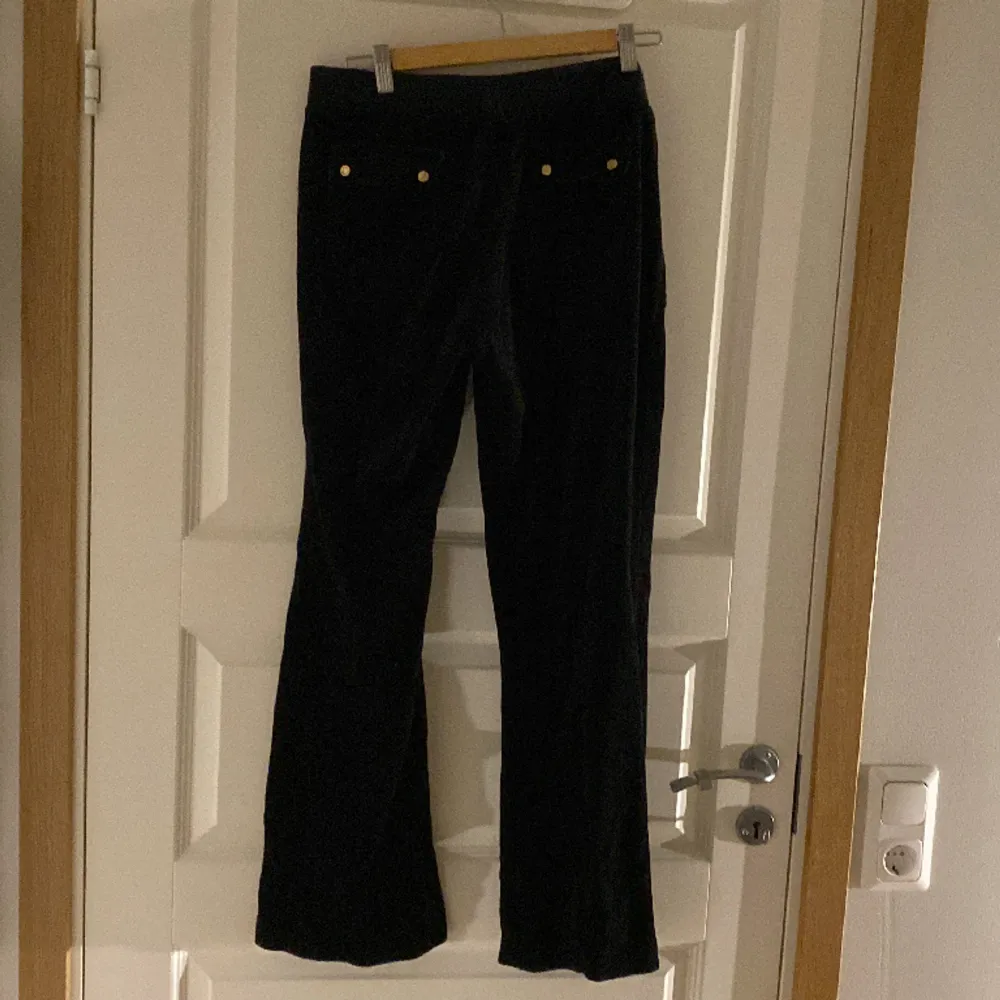Svarta utsvängda juicy couture o storlek M. Använd fåtal gånger. Har även lagt ut ett par gråa. Jeans & Byxor.