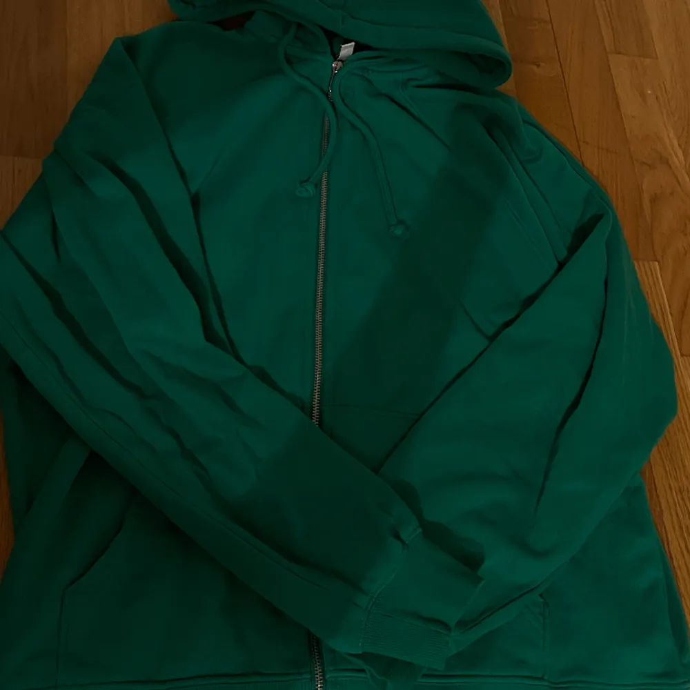Den extremt mjuka och fina gröna zipup koftan / tröjan som tyvärr inte kommer till användning längre 🥺. Hoodies.