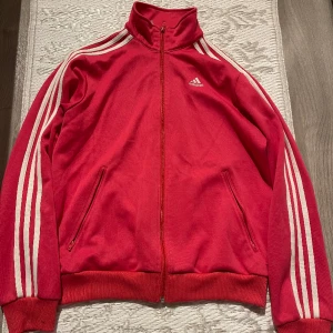 Adidaströja - Jättegullig adidaströja, använd fåtal gånger. Bra skick. Barnstorlek 164 men kan klassas som en Xs/S.🩷