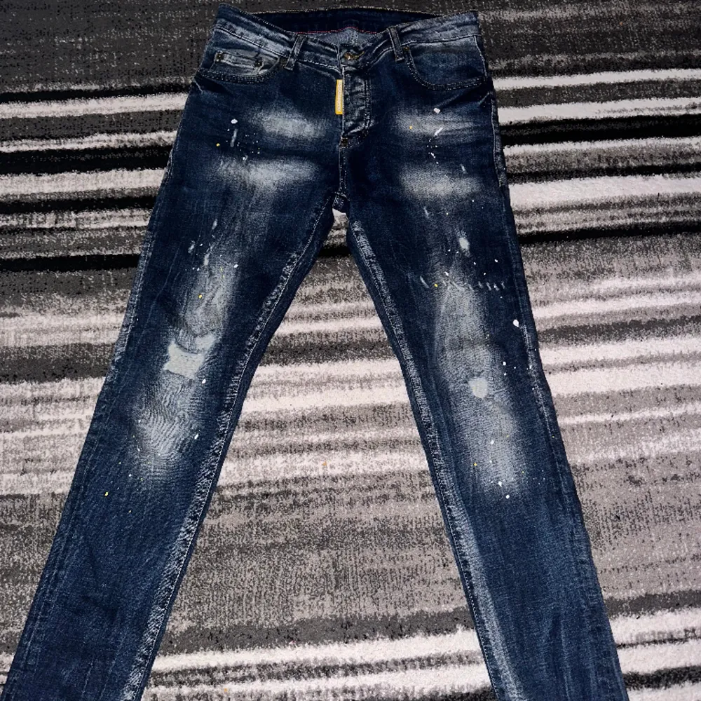 Disquard byxor i bra skick, använd ett par gånger . Jeans & Byxor.