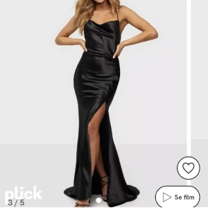 Svart balklänning - Svart balklänning med öppen rygg och slits på ena sidan. Köpt på plick och är lite trasig sedan innan (kan skicka bild vid intresse). Jag har endast provat den och säljer då den inte riktigt passar mig.