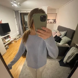 stickad tröja  - Jätte söt blå stickad tröja från vero moda, inga slitningar 💕