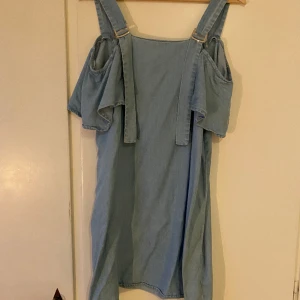 Guess klänning  - Köpt 2017 använd en gång.  Tunt jeanstyg som andas jättebra.   Storlek S