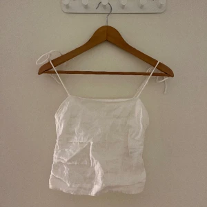 Linne - Säljer ett jättefint och somrigt linne i linnematerial som svalkar o passar perfekt på sommaren!! Är i bra skick men kommer inte till användning🤍Den är i storlek XS, säljer för 65kr