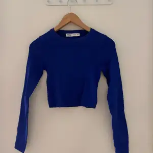 säljer en jättefin fint stickad tröja från zara i en superfin blå färg, den sitter tajt och var väldigt trendig förut, säljer då den aldrig har använts🤍skriv för bilder på☺️storlek S, Orginalpris 299kr, säljer för 85kr