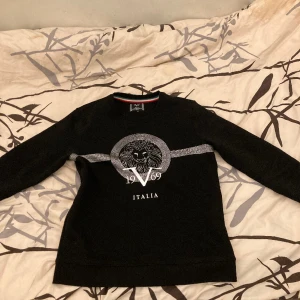 Äkta Versace hoddie  - Säljer äkta Versace hoddie, storlek M. Priset går att diskutera 