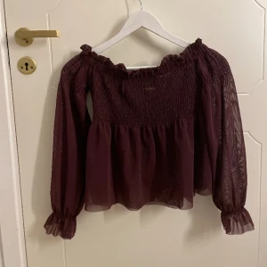 Vinröd blus - Så fin off-shoulder blus i en vinröd/Burgundy färg. Nyskick! 