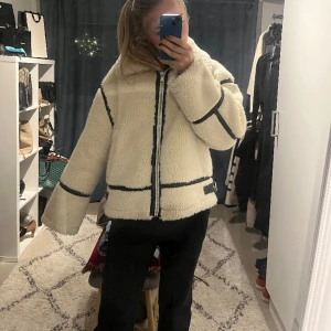 Teddy jacka zara - Säljer min så fina och coola zara Teddy jacka då den inte kommer till användning.  Den är tjockare i materialet vilket gör att den är lite varmare. Köpt för någon månad sedan!! Super bra skick. Köpt för 1195kr 
