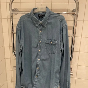 East West jeansskjorta - East West jeansskjorta i nyskick. Storlek XL PRIS 100kr