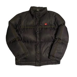 Nike Puffer Jacka Y2K - Nike jacka från tidigt 2000 tal i storlek large och passar mig perfekt som är 182. Jackan är i bra skick men släpper ut lite dun ibland! 