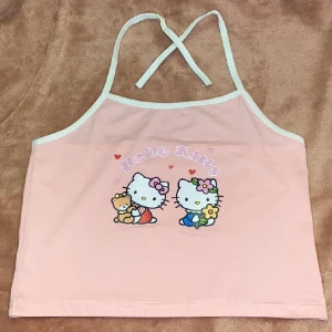 Hello kitty linne♡꙳₊ ꙳✦. - Rosa Hello kitty linne. Storlek S. Det är snörning i nacken som man knyter om. Ordinarie pris 149kr säljer för 100kr det är stretchigt material. ♡꙳₊ ꙳✦. Märke kawaiishop.