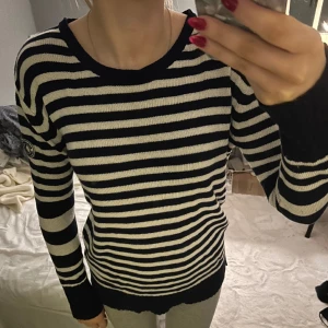 Stickad randig tröja - Cirka ett år gammal tröja. Köpt från secondhand. Sticks inte. 