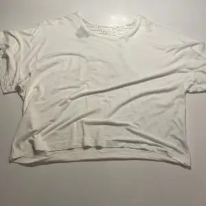 En vit t shirt med mönster bak! Ser kortare ut på bilden än vad den är. Tröjan är knappt använd och i bra skick!