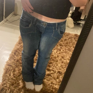 Super coola jeans  - Low waist jeans med coola fickor (sytt som lågmidjade själv så man kan sy ett extra lager så de inte spricker)midjemått rakt över är 43
