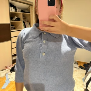 Blå stickad tröja - Gullig blå stickad tröja med diamantliknande stenar på knapparna