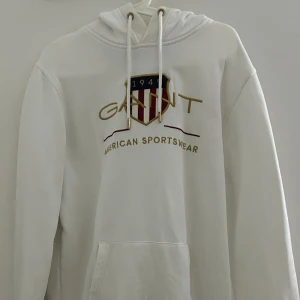 GANT hoodie  - En äkta gant Hoodie köpt ifrån deras butik, finns inget kvitto kostade 1600. Är i bra skick inga fläckar stryks och tvättas  innan den skickas aldrig använd
