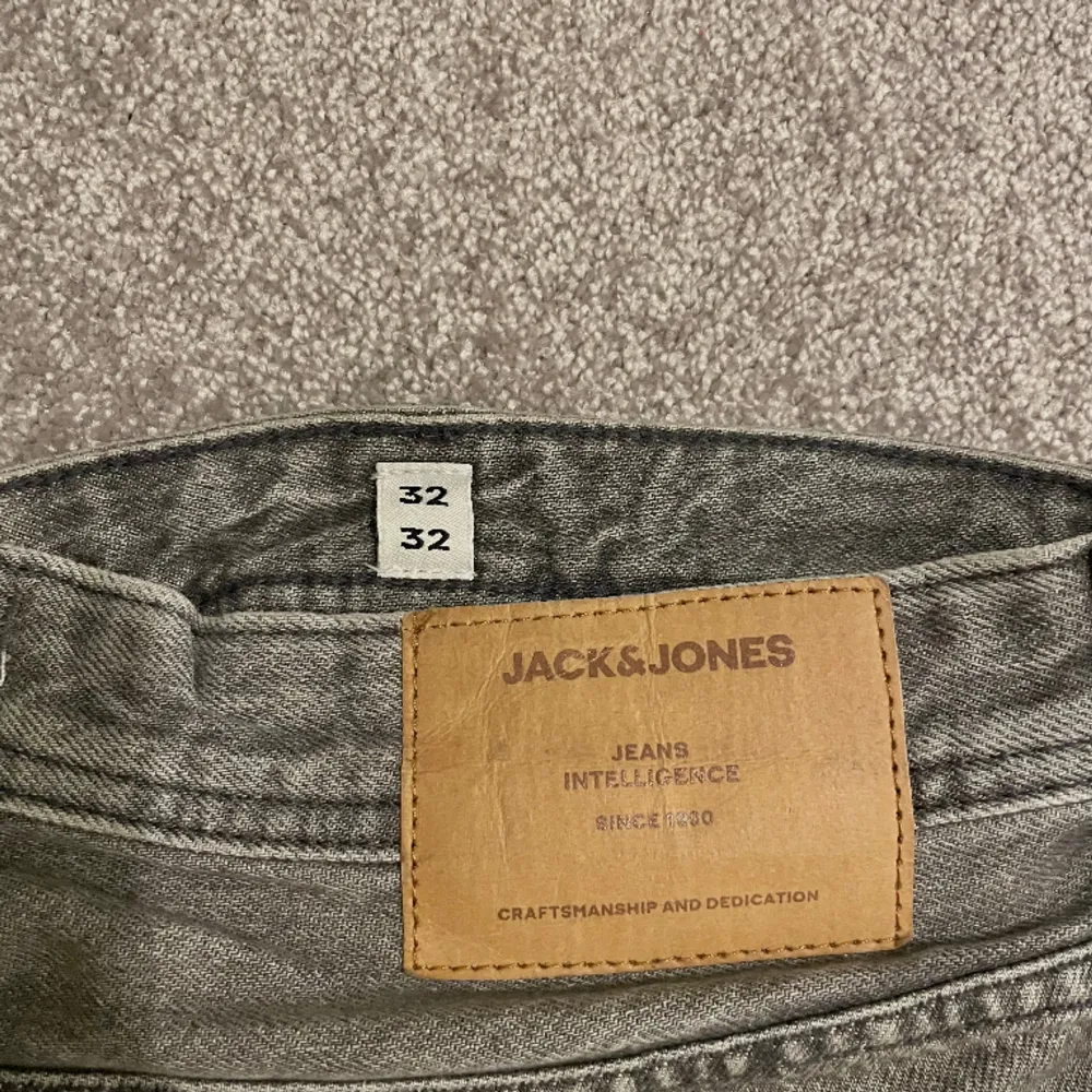 Gråa Jack & Jones jeans 32/32. Jeans & Byxor.